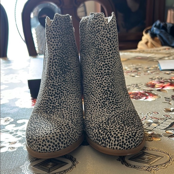 Black and White Ankle Boots with Sleek Silhouette - Picture 1 of 6